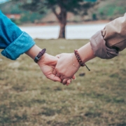 d-ng-h-u-CCjgYjUudxE-unsplashFree HoldingHands
